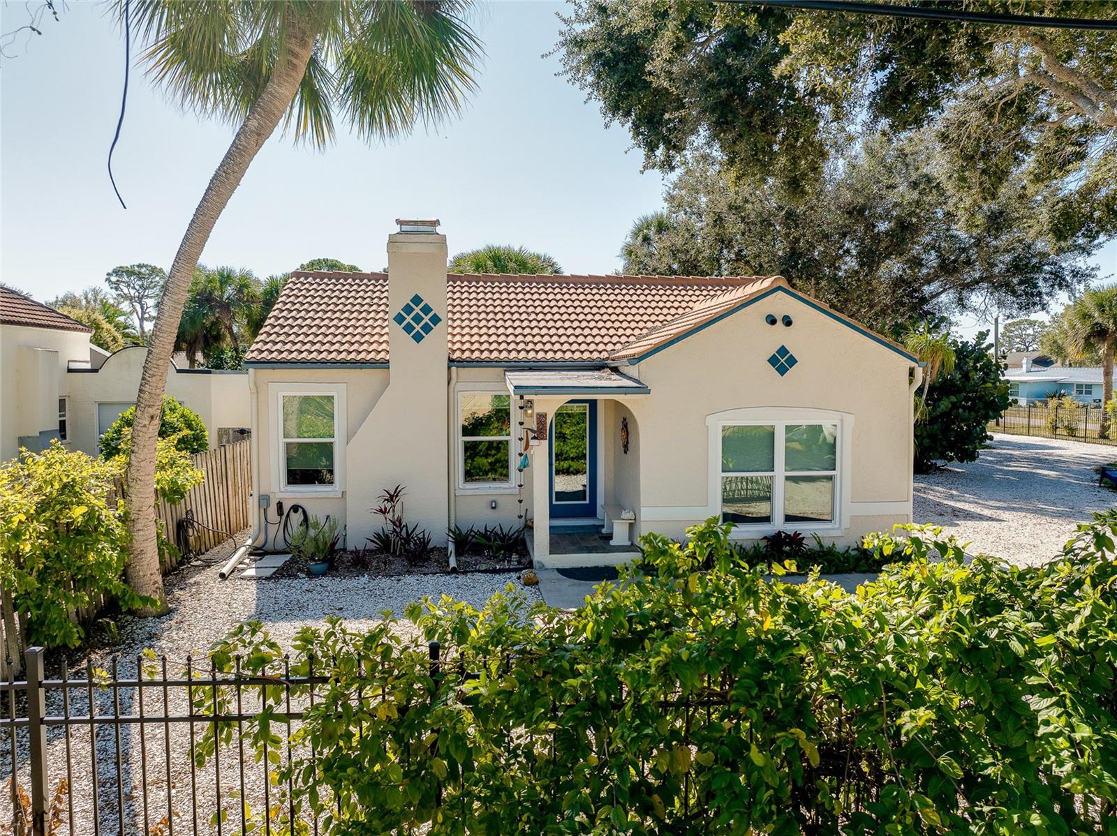 Listing photo id 3 for 223 Palmetto Road W