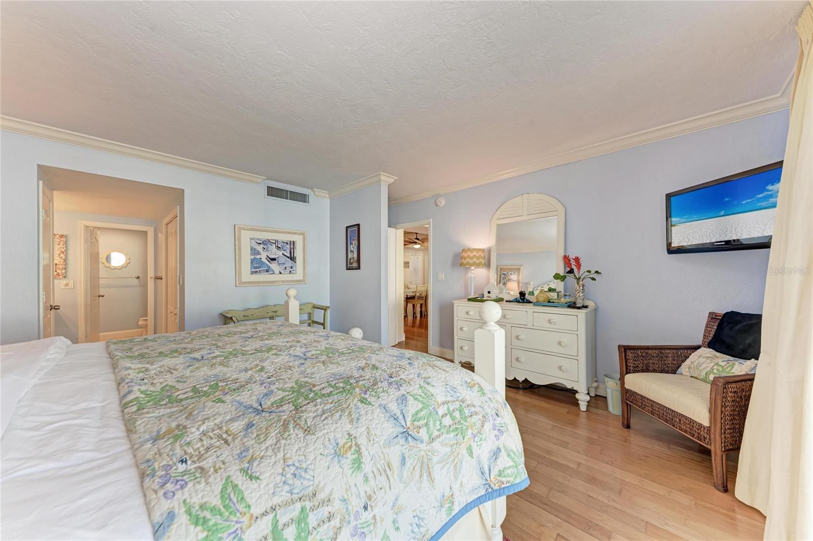 Listing photo id 15 for 1212 Benjamin Franklin Drive 208