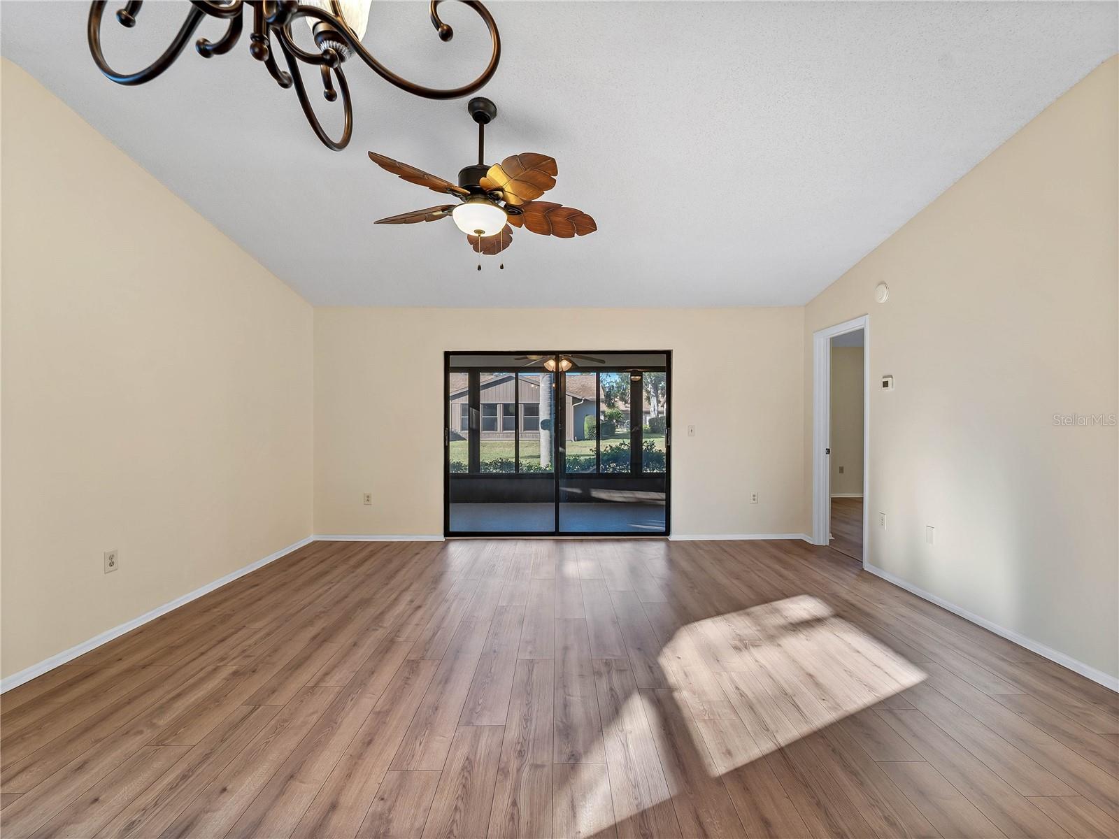 Image 17 of 46 For 365 Oak Hill Way 32