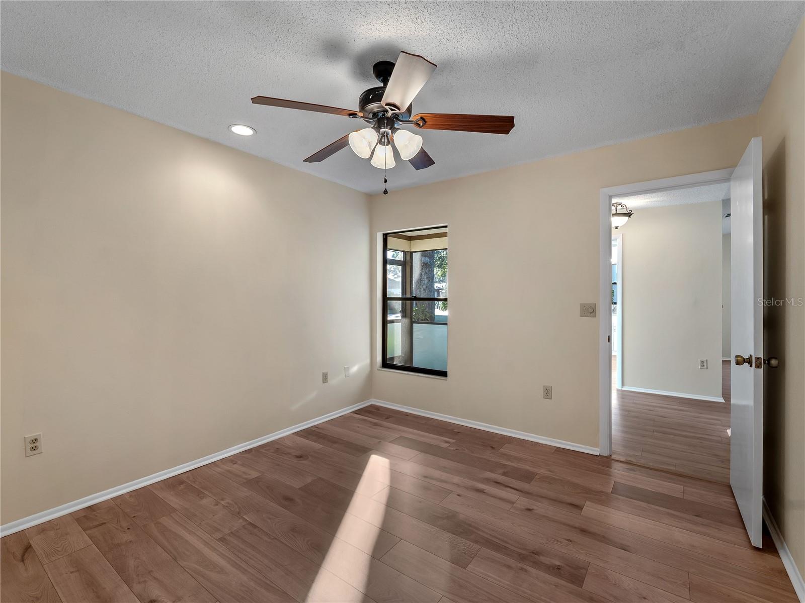 Image 29 of 46 For 365 Oak Hill Way 32