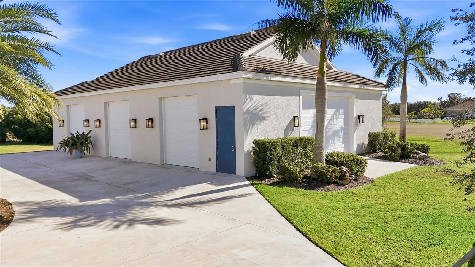 Image 5 of 70 For 3467 Compound Court