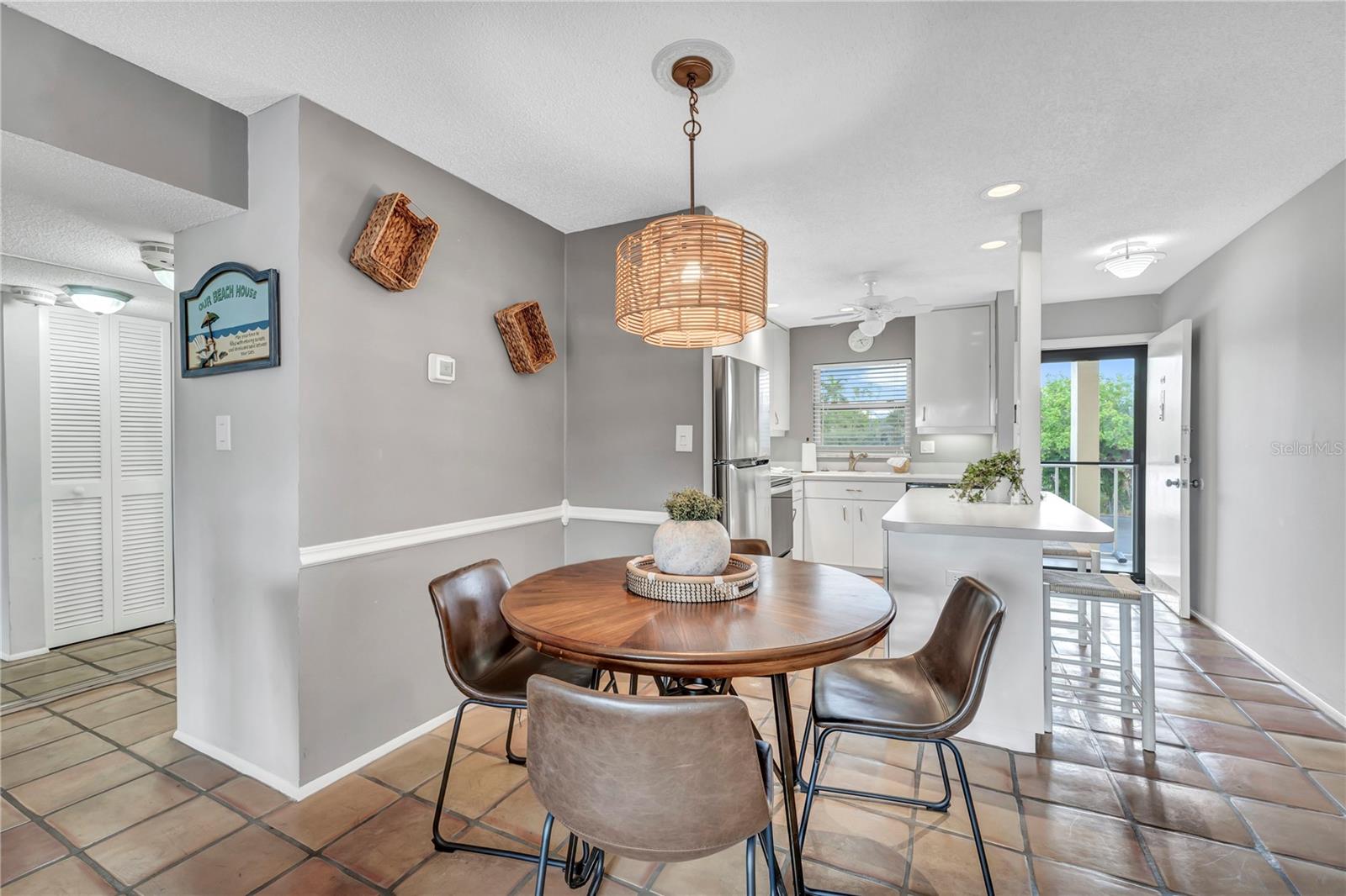 Listing photo id 9 for 915 Beach Road 216