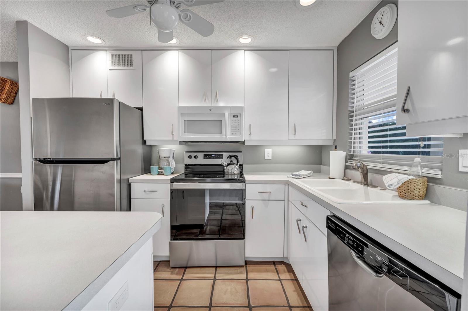 Listing photo id 11 for 915 Beach Road 216