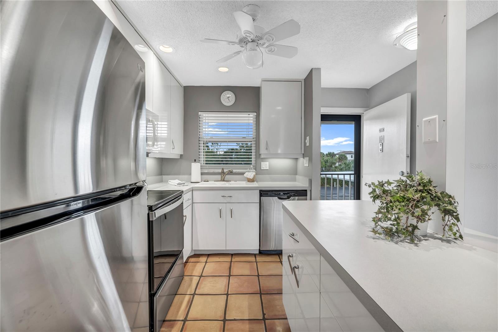 Listing photo id 12 for 915 Beach Road 216