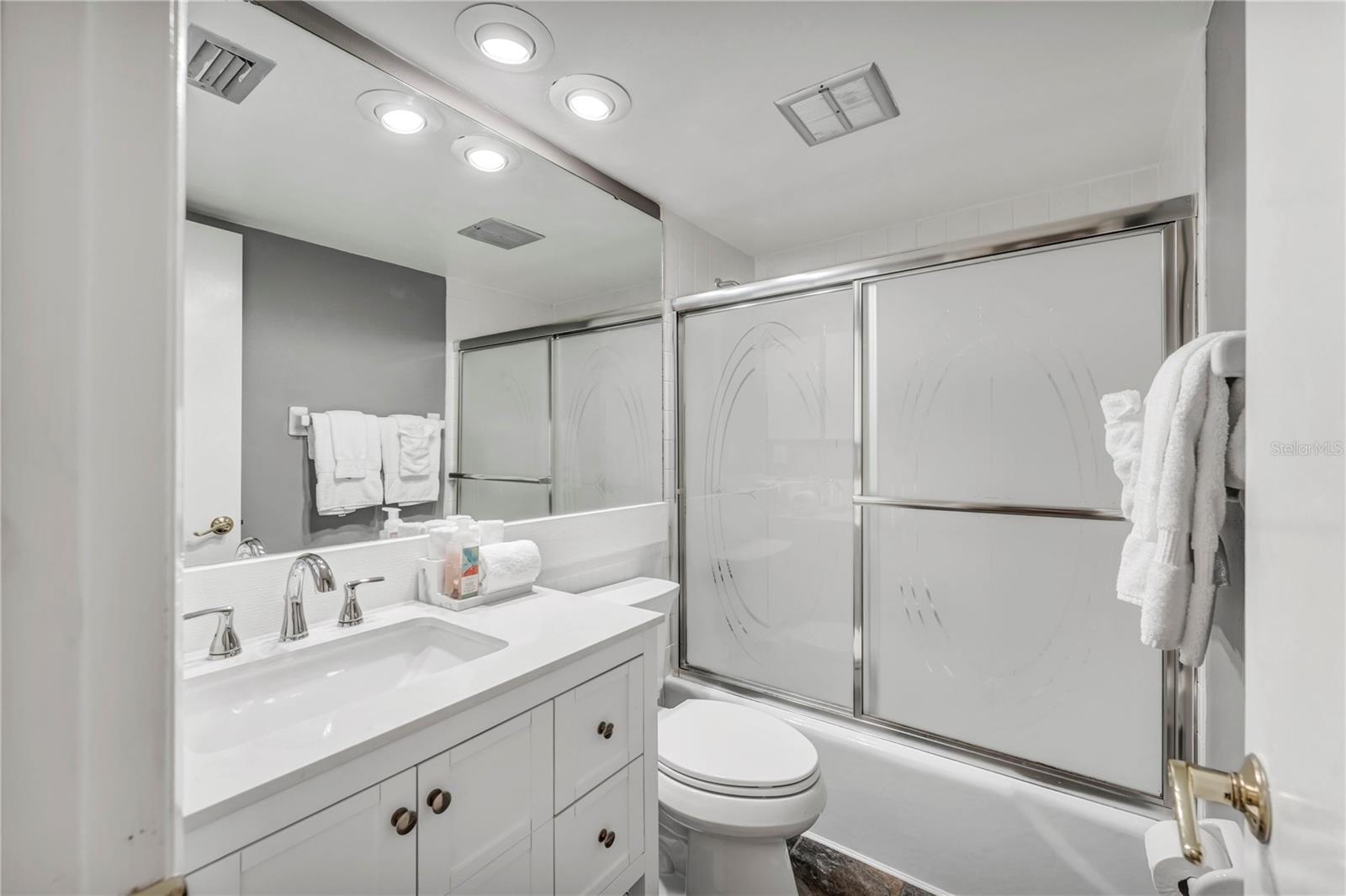 Listing photo id 14 for 915 Beach Road 216