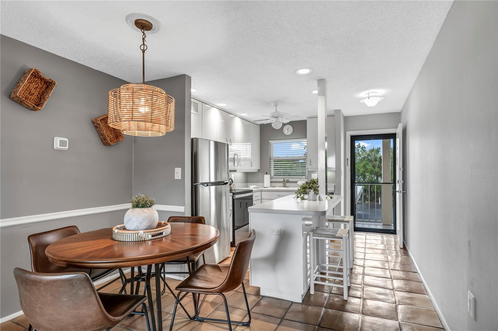 Listing photo id 5 for 915 Beach Road 216