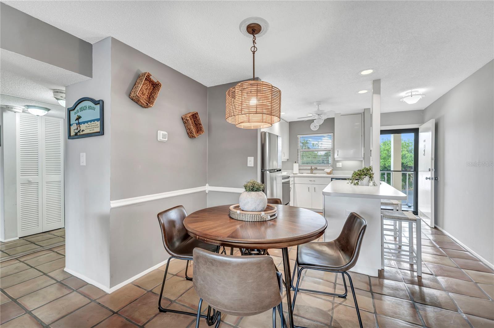 Listing photo id 7 for 915 Beach Road 216