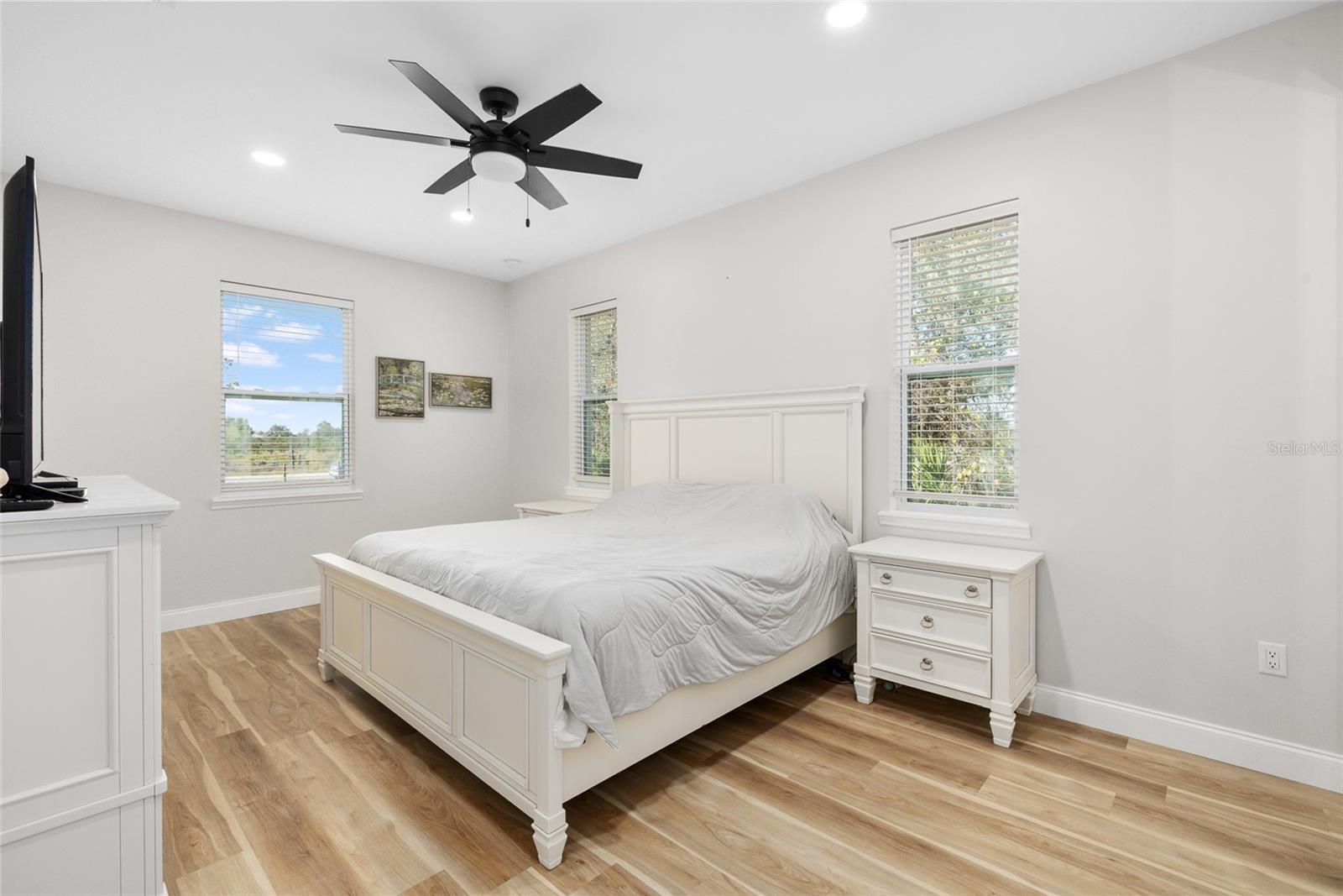 Image 11 of 31 For 33634 Washington Loop Road