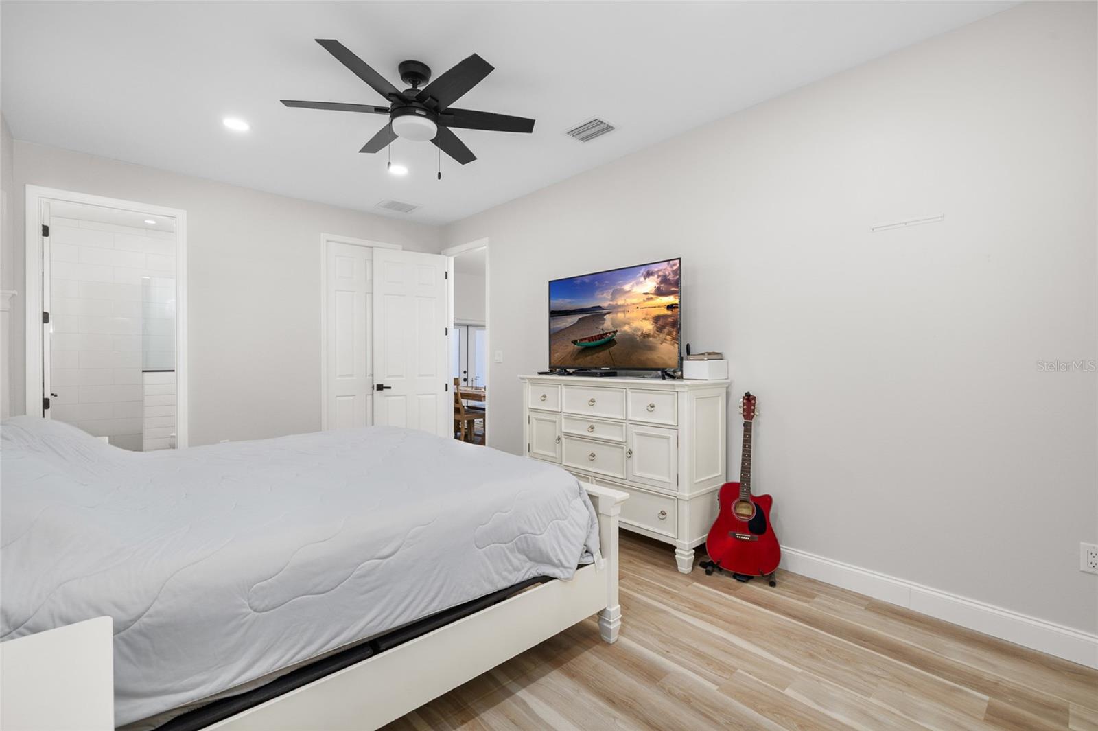 Image 12 of 31 For 33634 Washington Loop Road