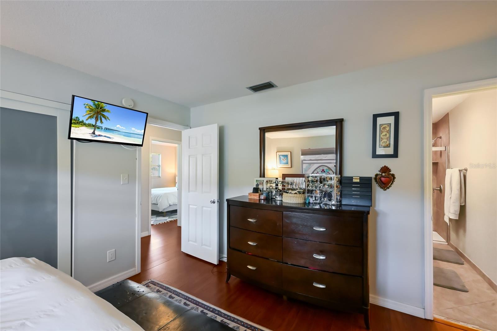 Image 19 of 43 For 535 Sutton Place