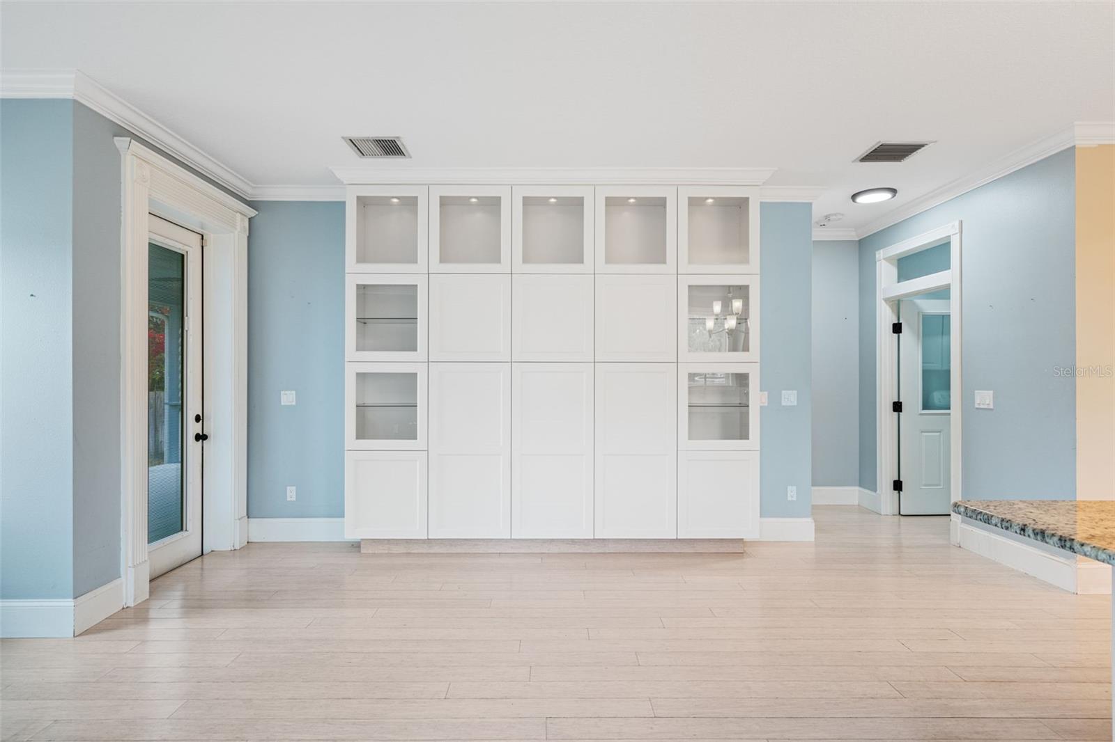 Image 18 of 36 For 2405 Valentine Street