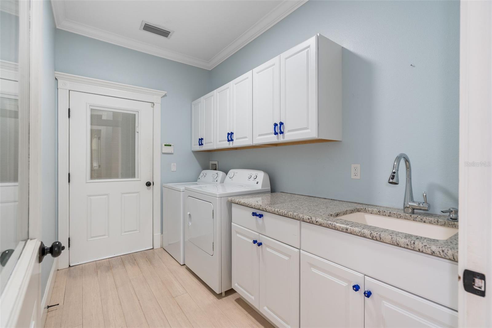 Image 21 of 36 For 2405 Valentine Street