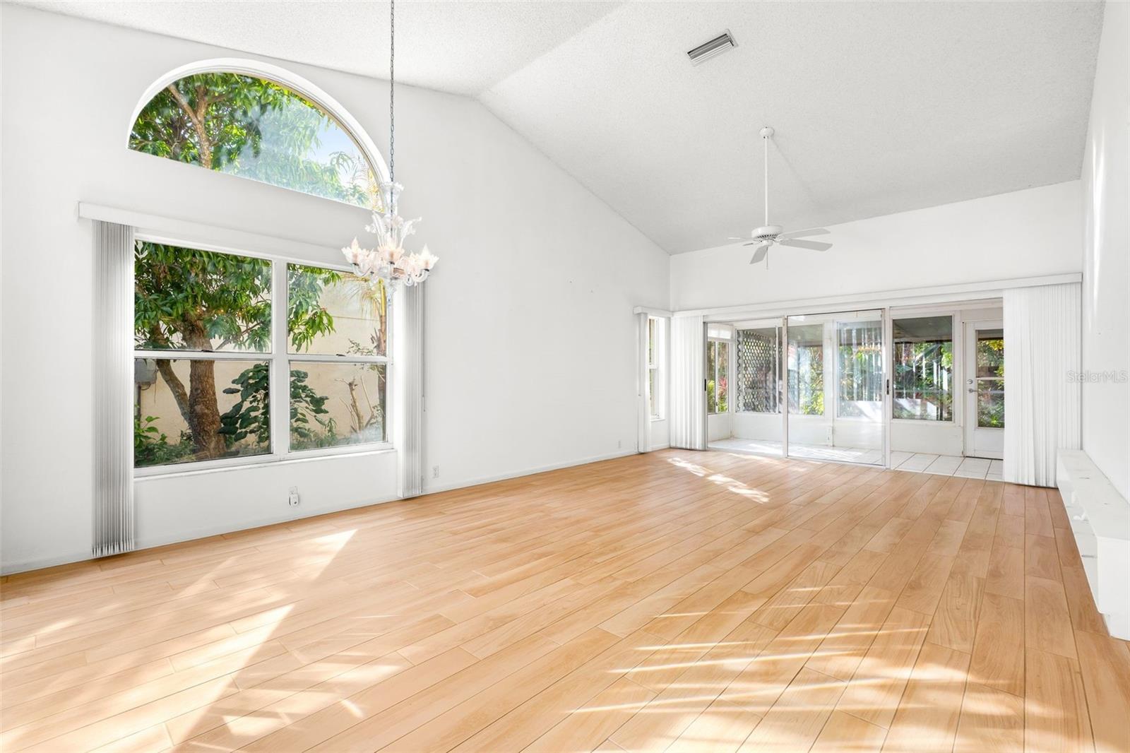 Image 3 of 33 For 4958 Clubview Court E