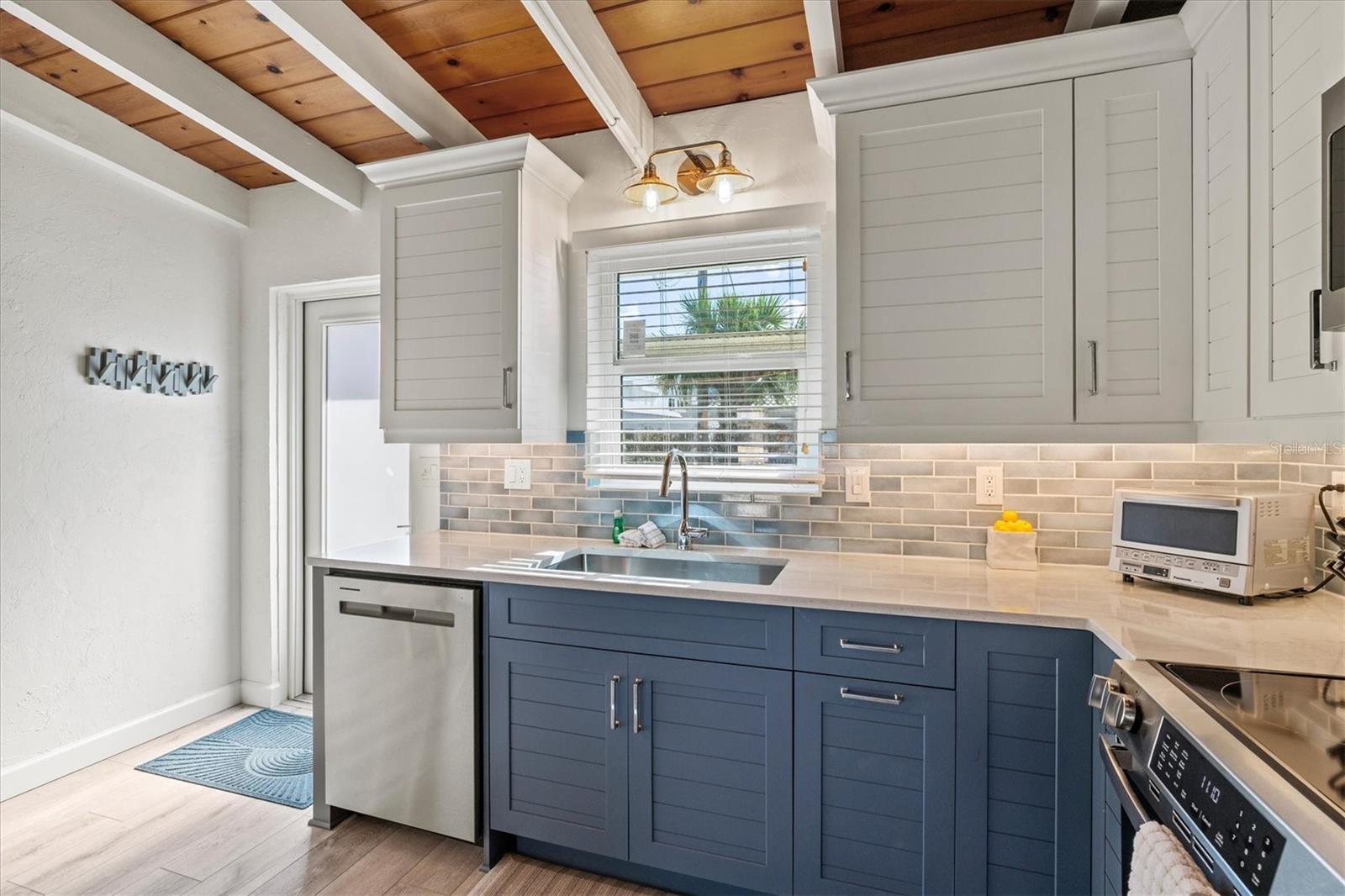 Image 10 of 66 For 6006 Midnight Pass Road 44