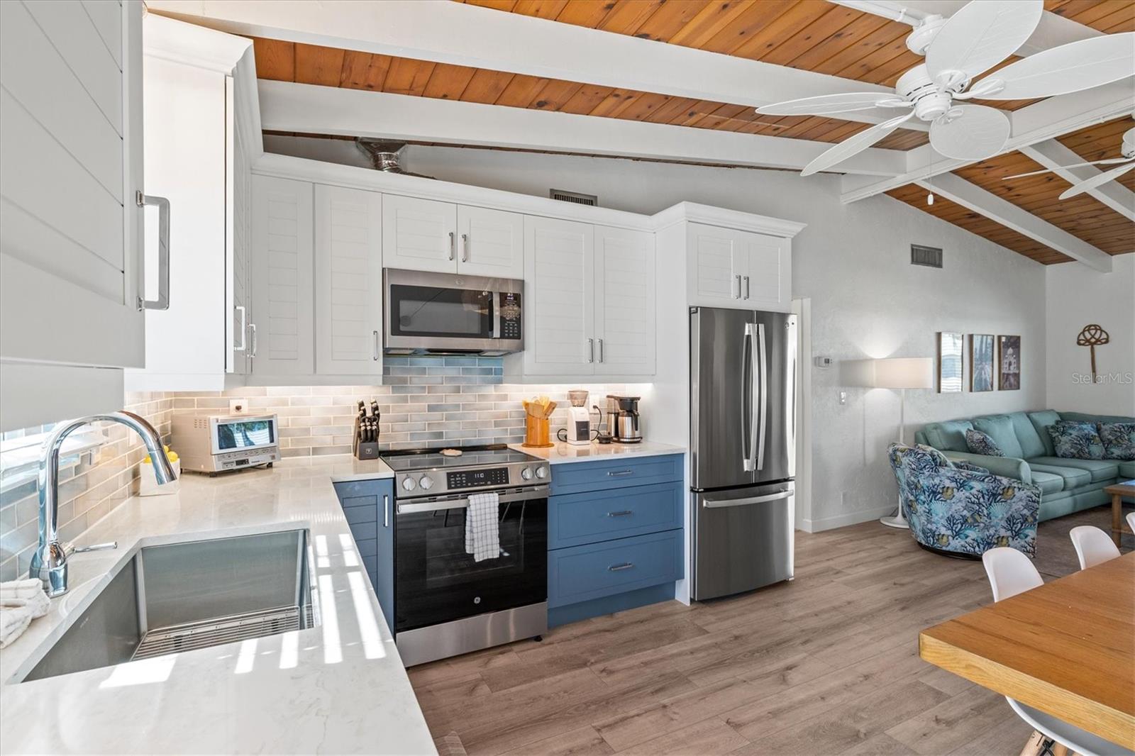 Image 11 of 66 For 6006 Midnight Pass Road 44