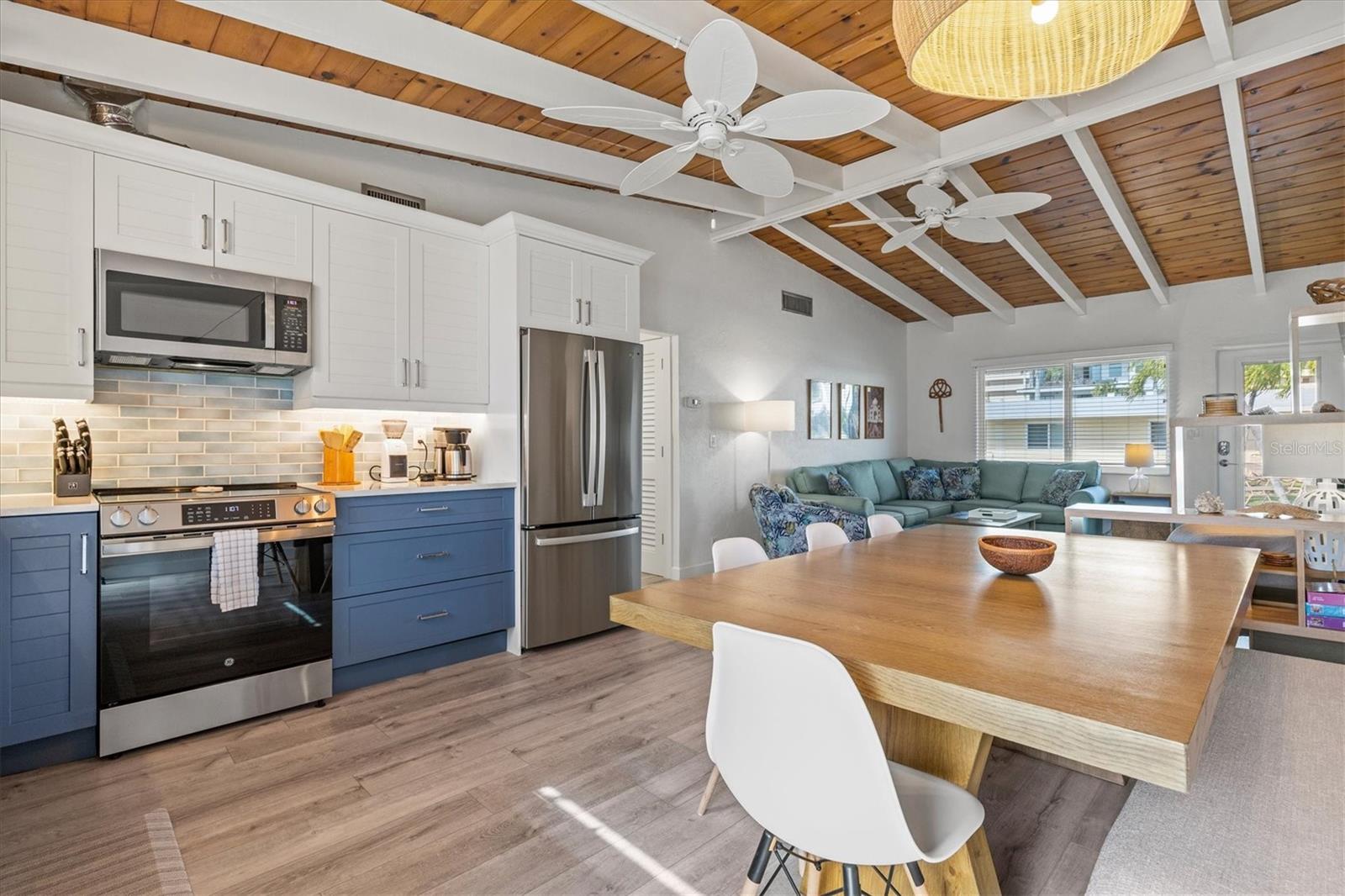 Image 12 of 66 For 6006 Midnight Pass Road 44