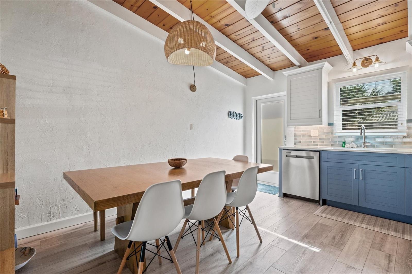 Image 14 of 66 For 6006 Midnight Pass Road 44