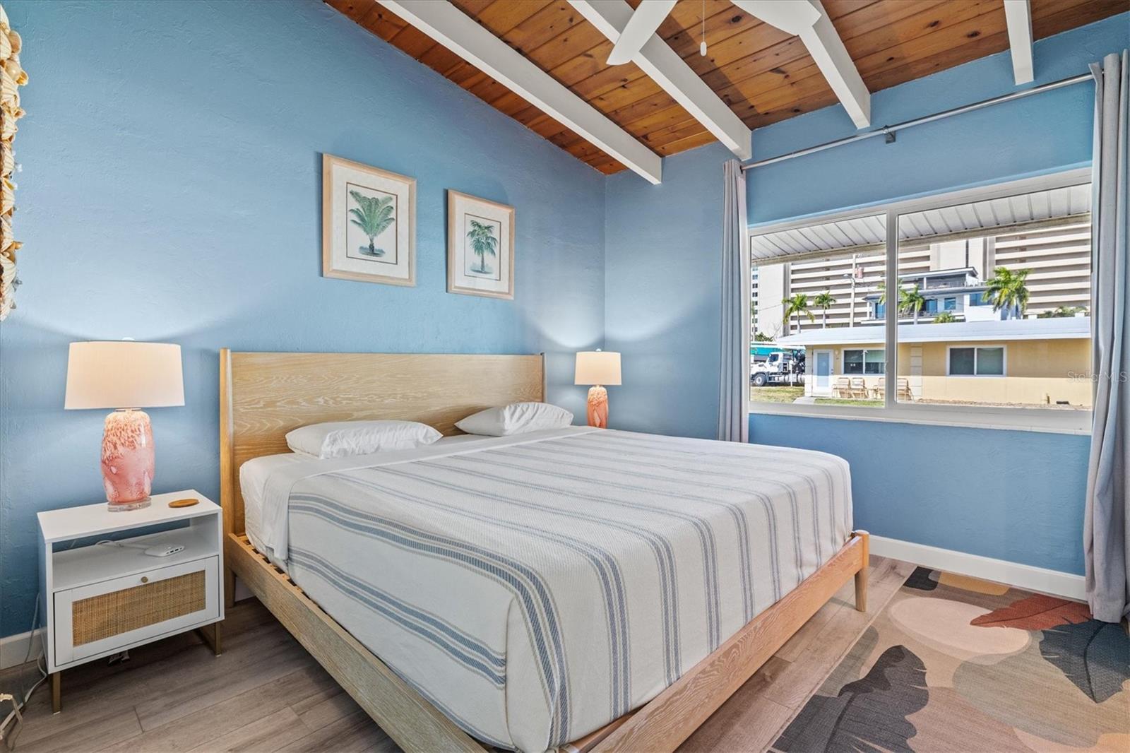 Image 15 of 66 For 6006 Midnight Pass Road 44