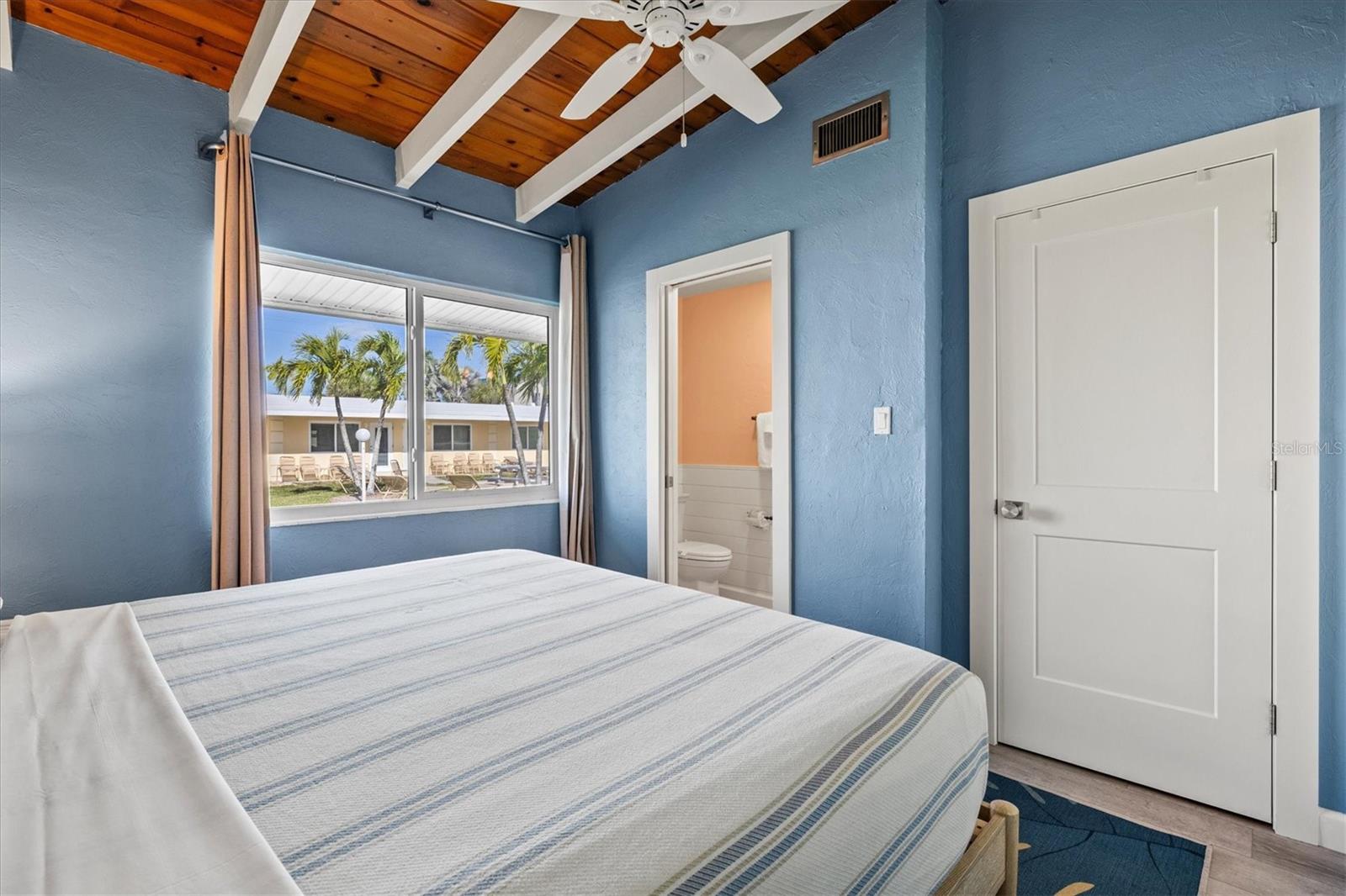 Image 16 of 66 For 6006 Midnight Pass Road 44