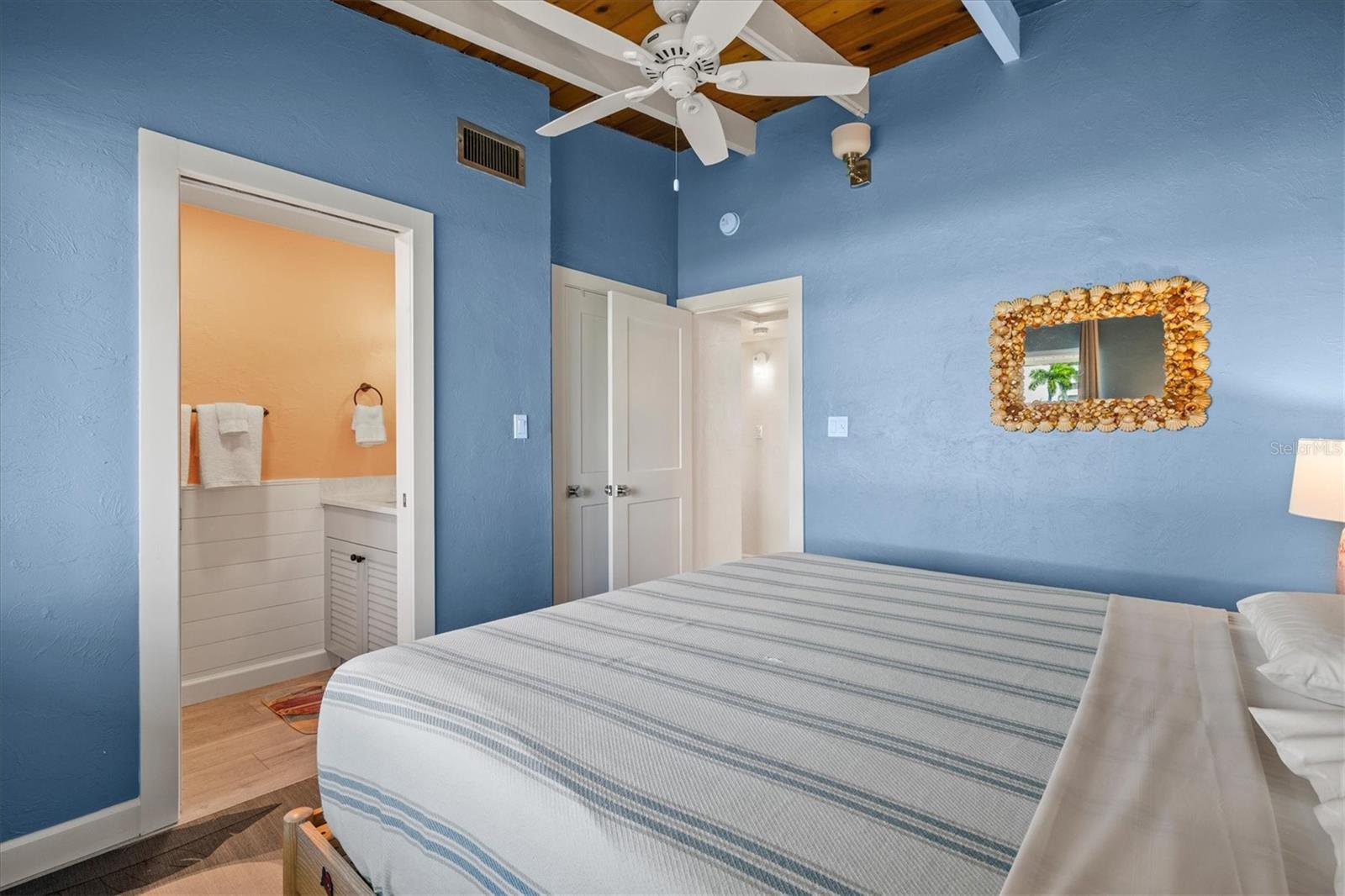 Image 18 of 66 For 6006 Midnight Pass Road 44