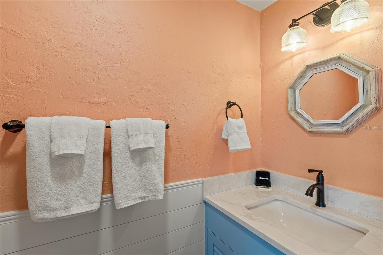 Image 19 of 66 For 6006 Midnight Pass Road 44