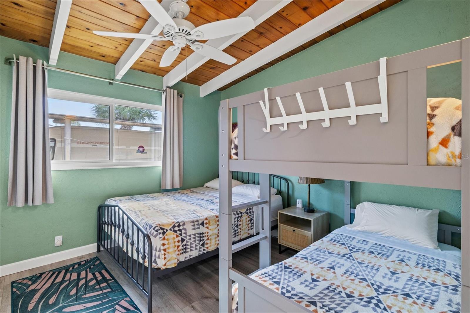 Image 20 of 66 For 6006 Midnight Pass Road 44