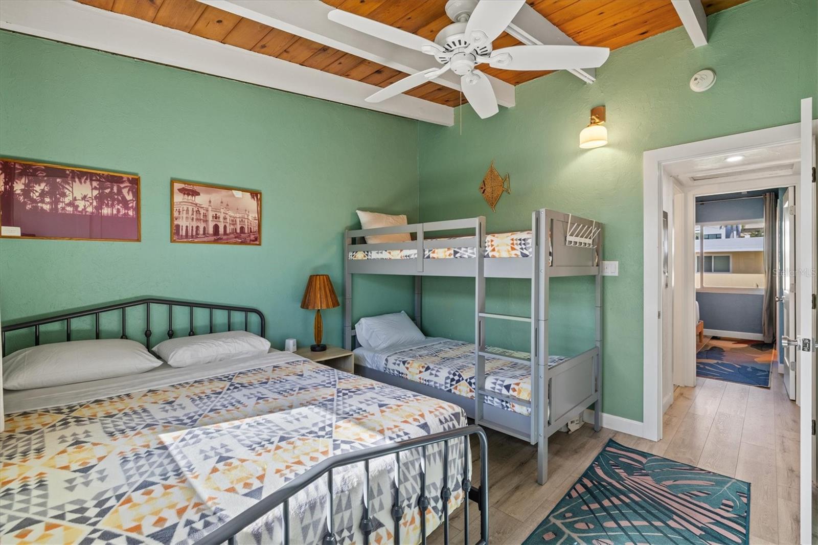 Image 21 of 66 For 6006 Midnight Pass Road 44