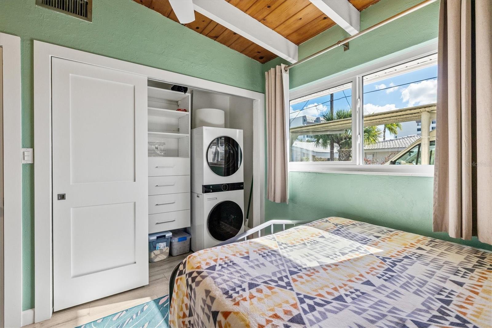 Image 22 of 66 For 6006 Midnight Pass Road 44