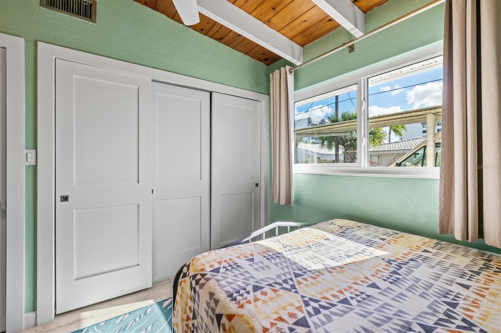 Image 23 of 66 For 6006 Midnight Pass Road 44