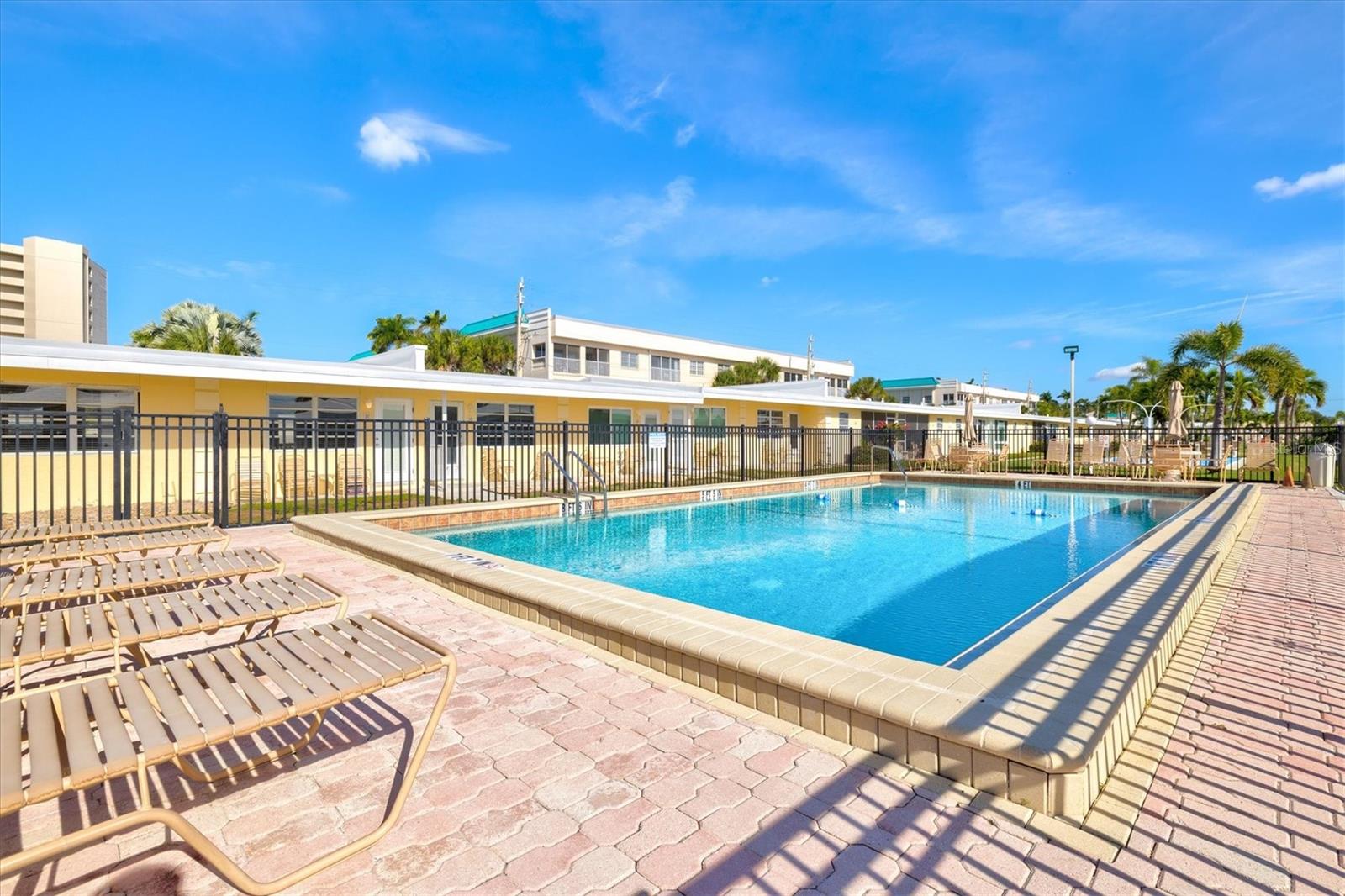 Image 35 of 66 For 6006 Midnight Pass Road 44