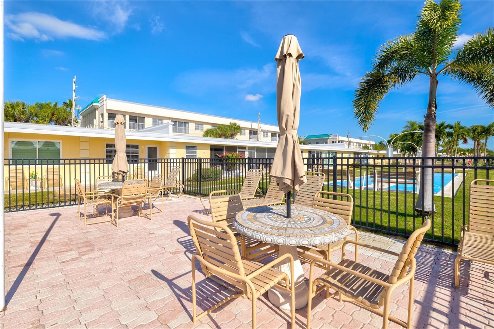 Image 36 of 66 For 6006 Midnight Pass Road 44