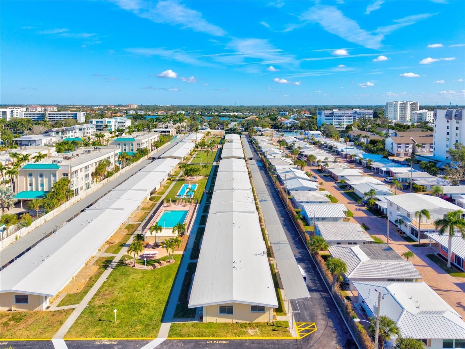 Image 38 of 66 For 6006 Midnight Pass Road 44