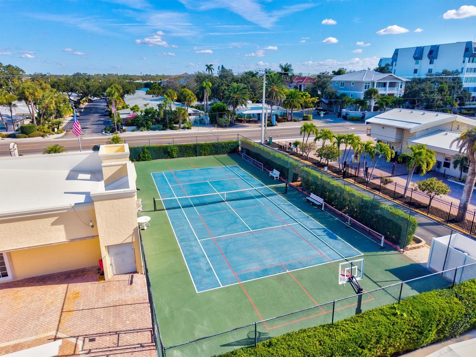 Image 50 of 66 For 6006 Midnight Pass Road 44