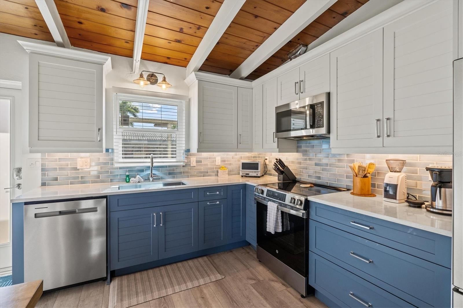 Image 8 of 66 For 6006 Midnight Pass Road 44