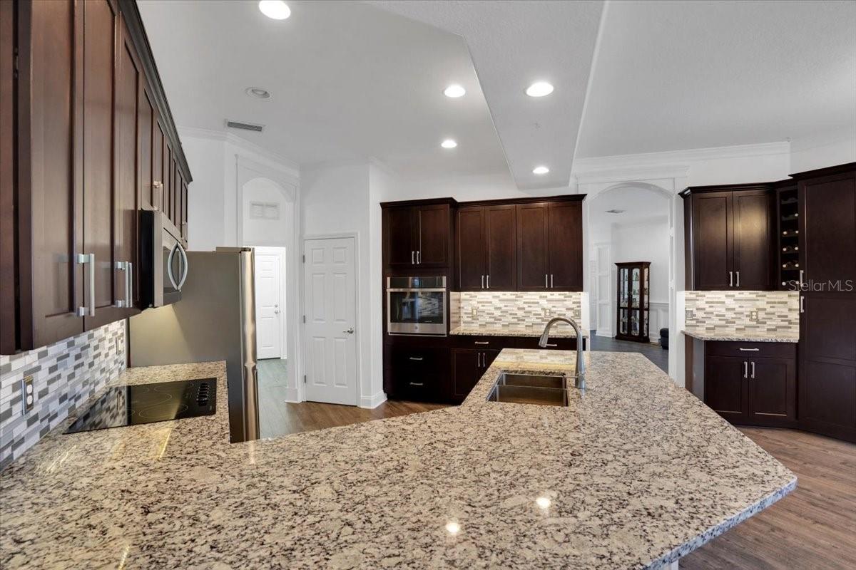 Image 9 of 50 For 7601 226 Street E