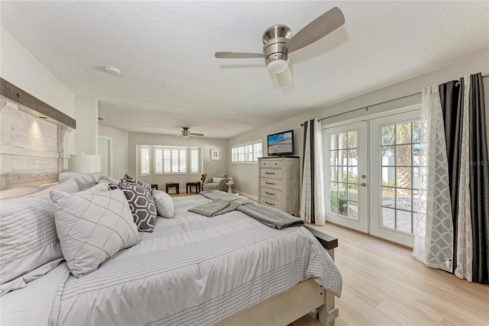 Image 21 of 41 For 411 Harbor View Lane