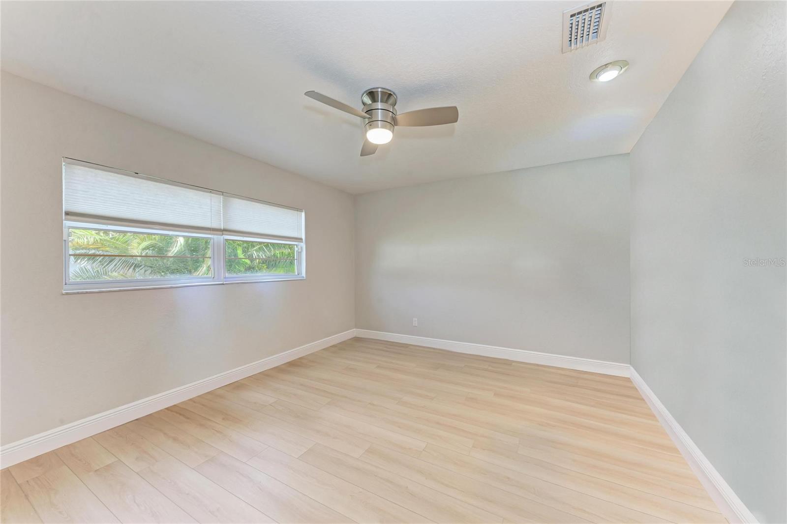 Image 26 of 41 For 411 Harbor View Lane