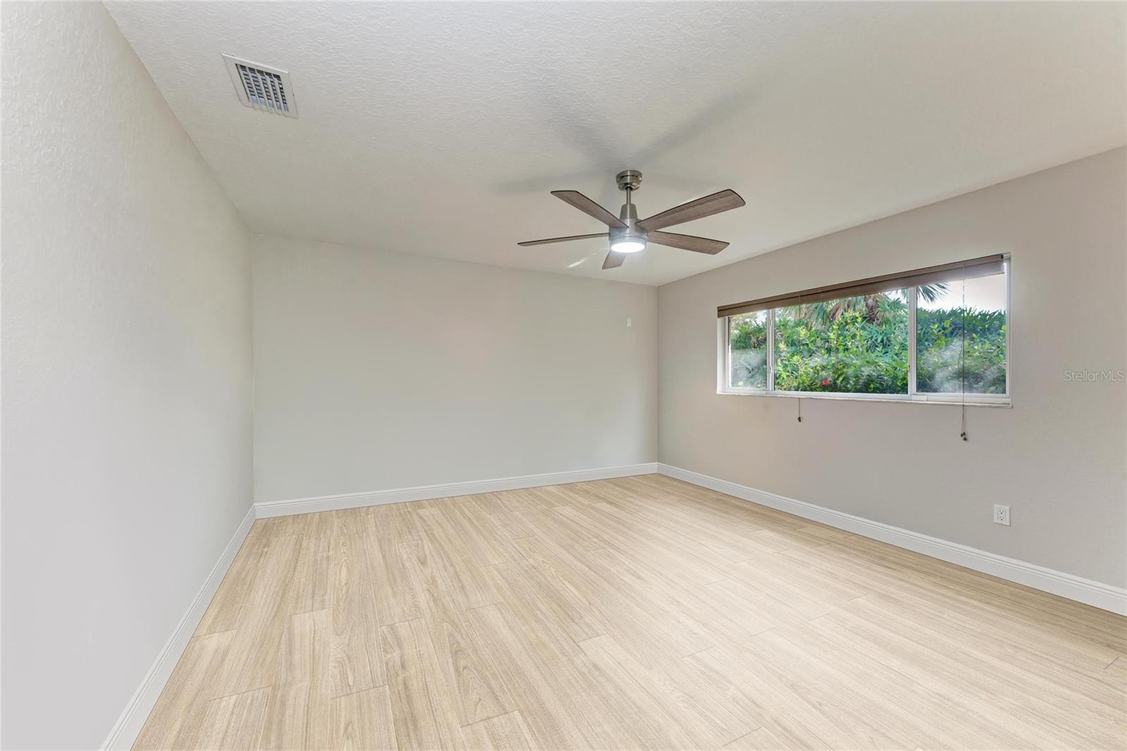 Image 29 of 41 For 411 Harbor View Lane