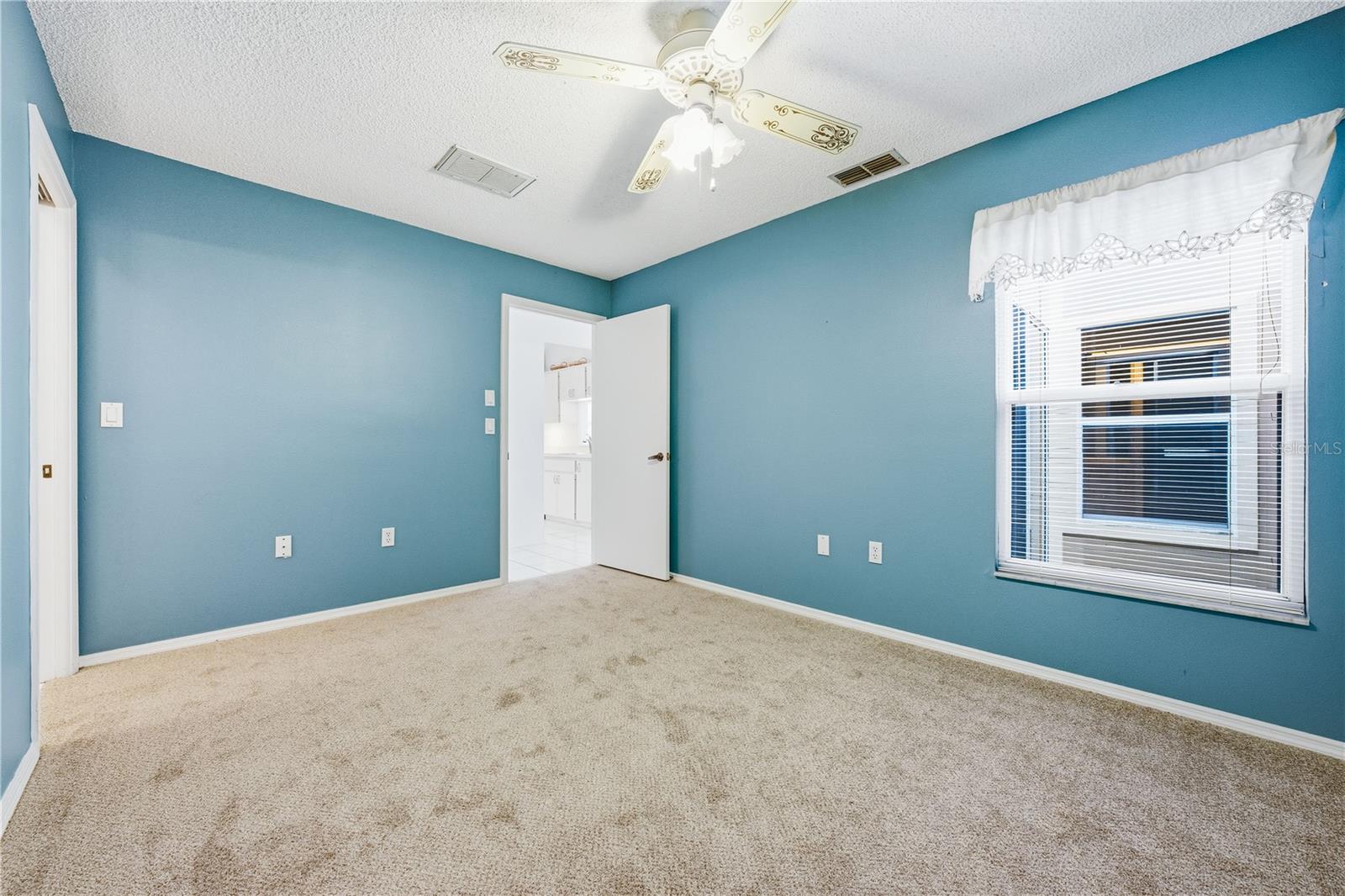 Image 32 of 53 For 396 Chartley Court