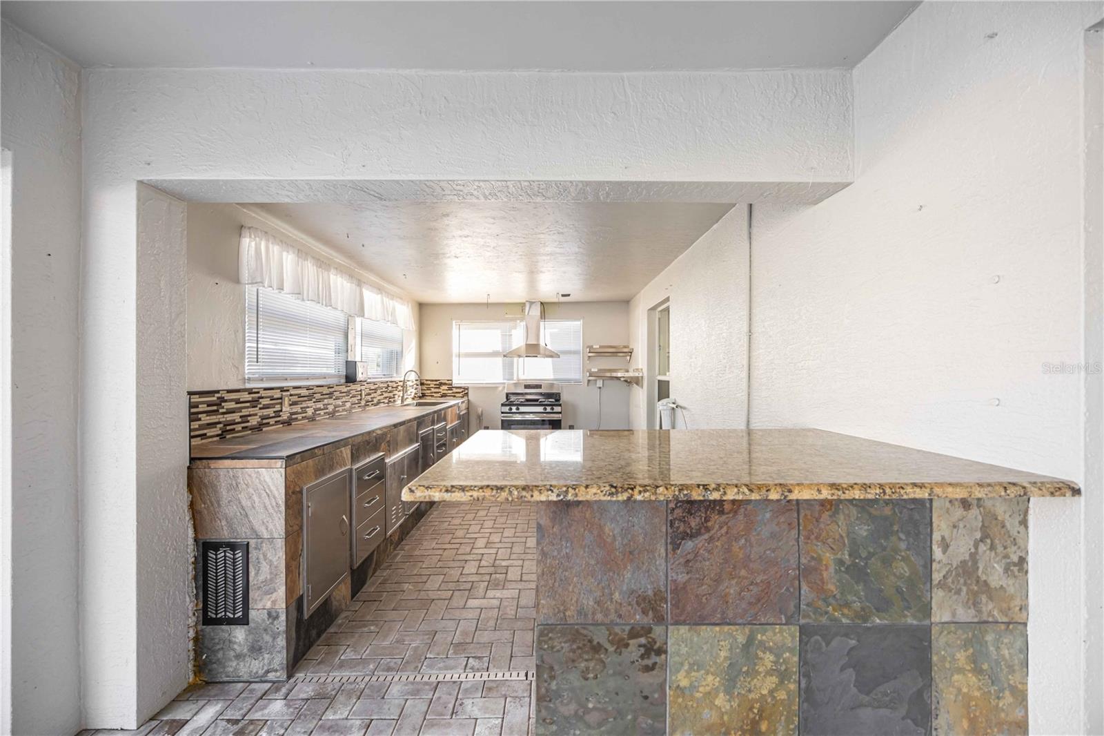 Image 22 of 27 For 925 4th Avenue