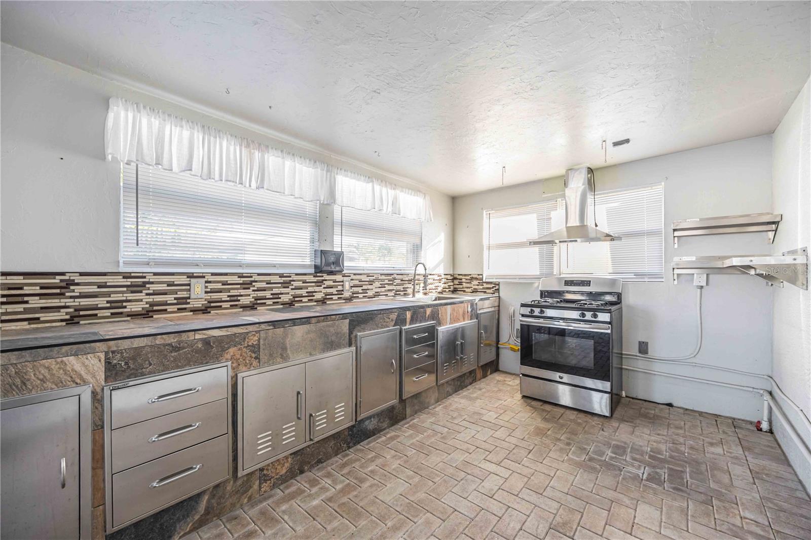 Image 23 of 27 For 925 4th Avenue