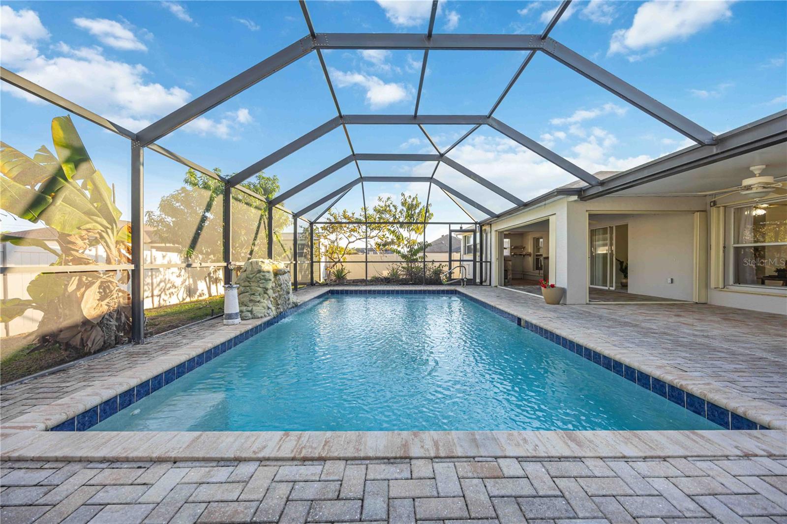 Image 3 of 27 For 925 4th Avenue