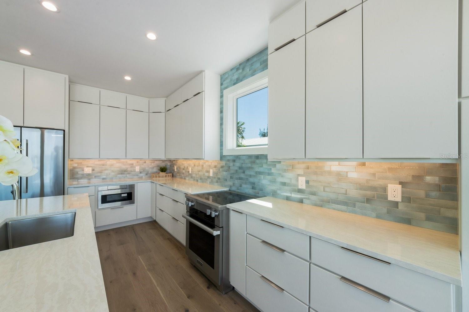 Image 14 of 58 For 870 Shore Drive