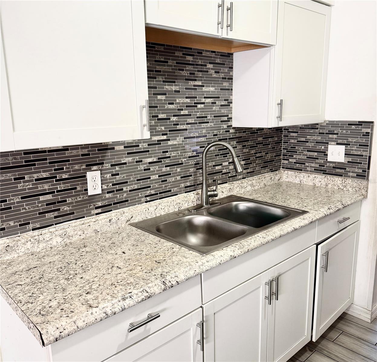 Image 4 of 15 For 1221 22nd Avenue W