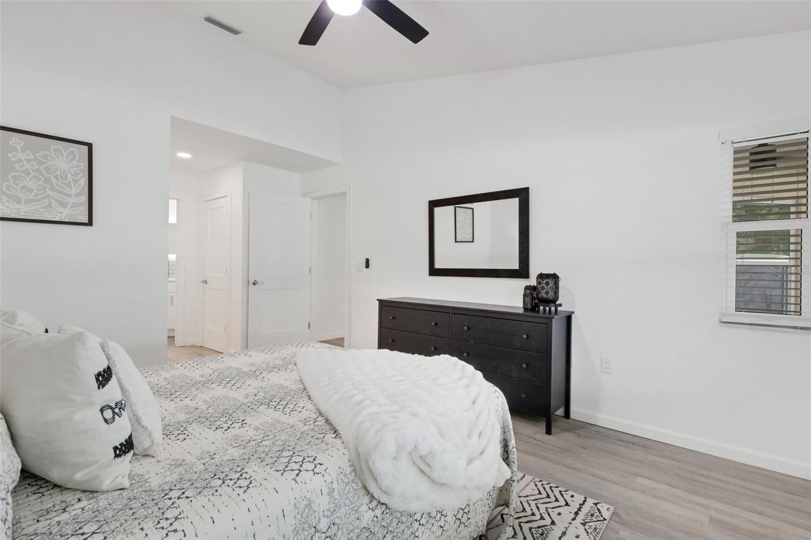 Image 22 of 42 For 606 Marcus Street 26