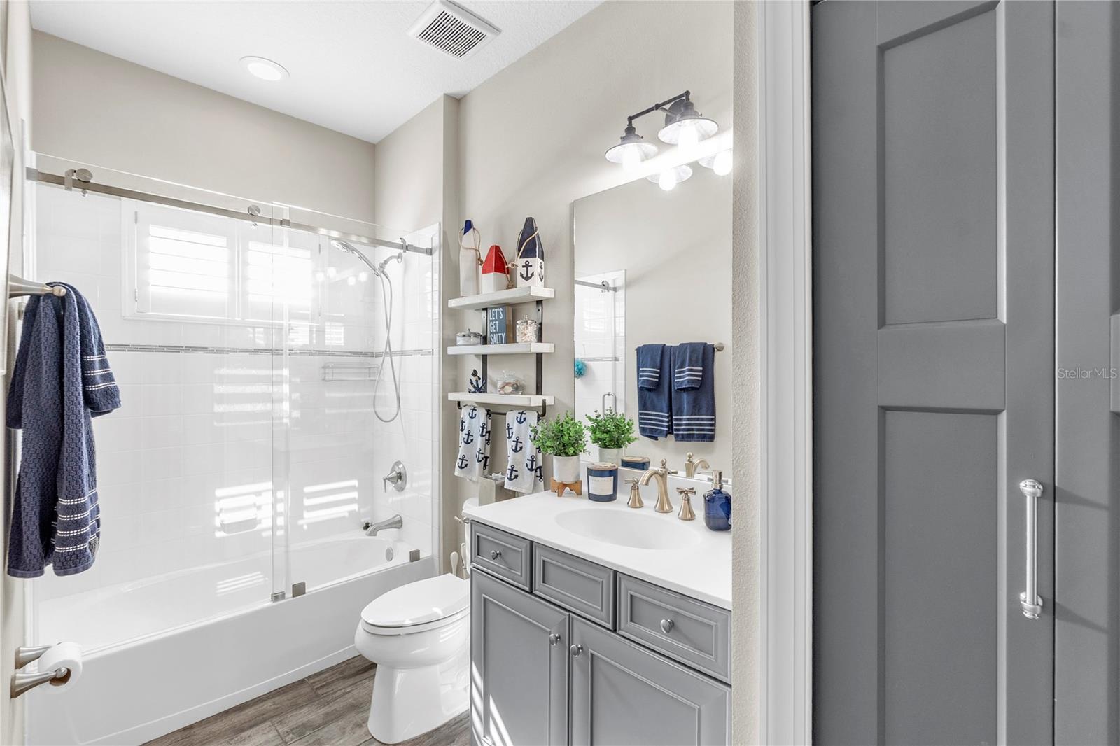 Image 22 of 46 For 6423 Tideline Drive