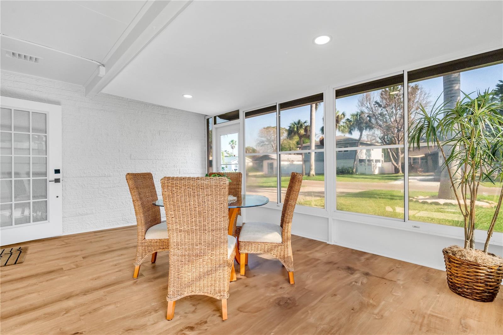 Image 4 of 27 For 1825 Shore Acres Blvd Ne