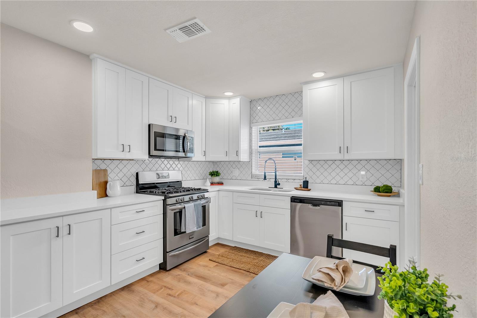 Image 8 of 27 For 1825 Shore Acres Blvd Ne