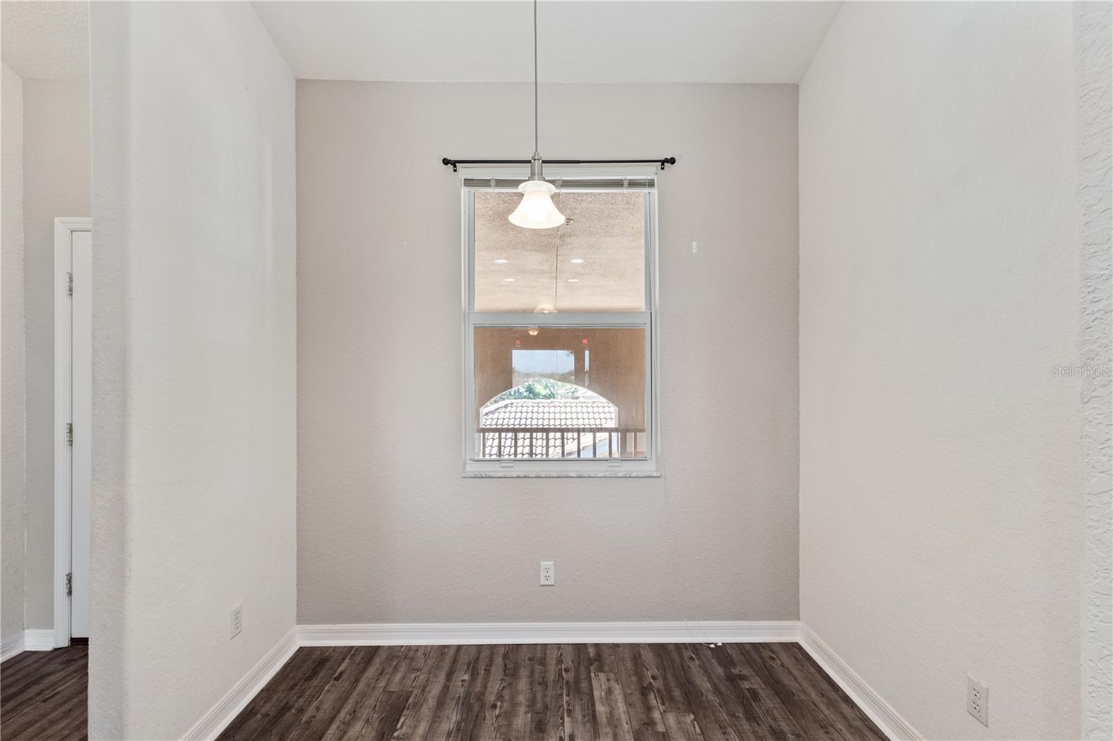 Image 10 of 58 For 819 Fairwaycove Ln  206