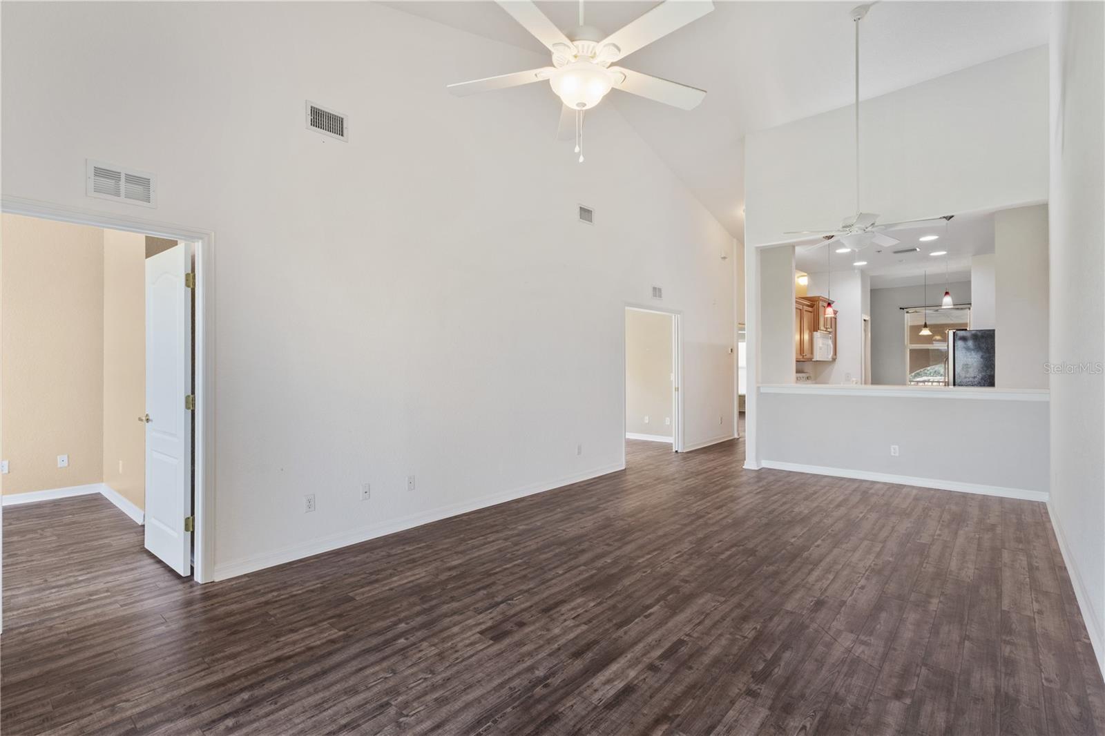 Image 12 of 58 For 819 Fairwaycove Ln  206